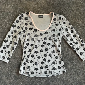 Söt tröja med rosor  - Jättesöt tröja med rosor! Använd max 1 gång och är i bra skick! Är i storlek L men sitter mer som en M. 