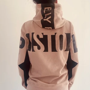EllyPistol Hoodie  - Hoodie från Elly Pistol Bow Hood  Färg: Beige Stl. M Sparsamt använd  Nypris: 899:-