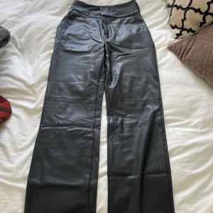Skinnbyxa  - Snygg läderimiterad byxa, strl S-M