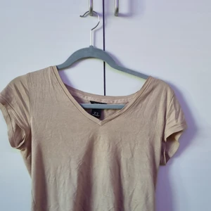 Veringad tröja från lindex strl xs - Säljer en jätte fin och skön veringad tröja från lindex. Den är väldigt tunn och luftigt vilket ör skönt nu när det är varmt ute!