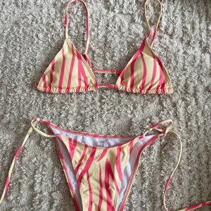 Mönstrad bikini - Jättefin mönstrad bikini med snören man knyter runt kroppen, se sista bilden för visning (LÅNAD BILD)! Endast provad 