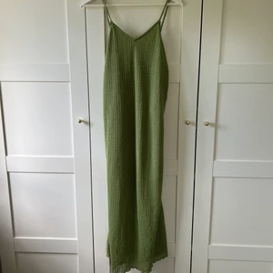 Grön långklänning  - Superfin grön ankellång klänning🥰 från pull and bear, aldrig använd (lappen kvar). Nypris 299kr, Storlek M men passar S!💖 