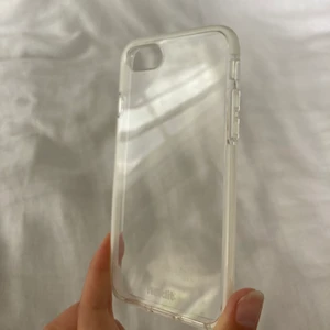 Mobilskal - Seethru mobilskal med vita kanter från holdit. Nypris 249. Helt oanvänt. Hör av dig för fler bilder!