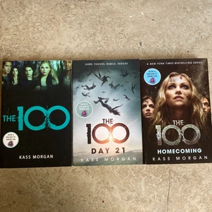The 100 (serien) - Säljer dessa böcker då jag har redan serien i inbunden form. Böckerna är i jätte fint skick då de inte ens är lästa. Säljer alla för 200kr ihop eller 65kr styck.