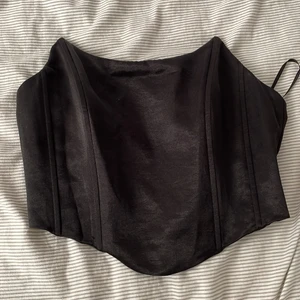 korsett - jättefin i nyskick!! köpt på plick men säljer pga passar inte min stil längre 💗 frakt 24 kr 