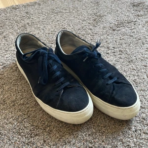 Paul & friends Baxter sneaker strlk 42 - Säljer mina Paul & friends sneakers, köpta på butiken i NK för 1800 kr. Sulan har tappat färgen lite och ena skosnöret ör något slitet men allt som allt är dom i bra kvalitet!