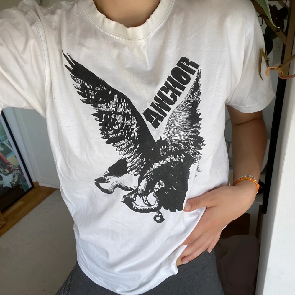 Vit, supersnygg t-stirt med tryck. Superbra kvalitet, dock lite osäker på märket, tror det är luxe. Storleken är xxs men passar mig, som vanligtvis har m, perfekt💞🌻. T-shirts.