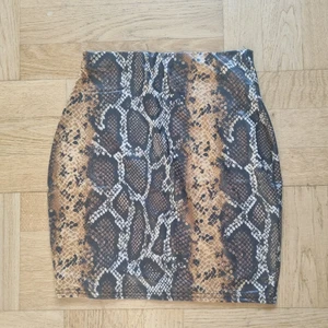 Ormmönstrad kjol - Ormmönstrad minikjol