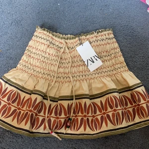 Zara kjol - Helt ny kjol från zara inköpt för en vecka sen nästan slutsåld på zara