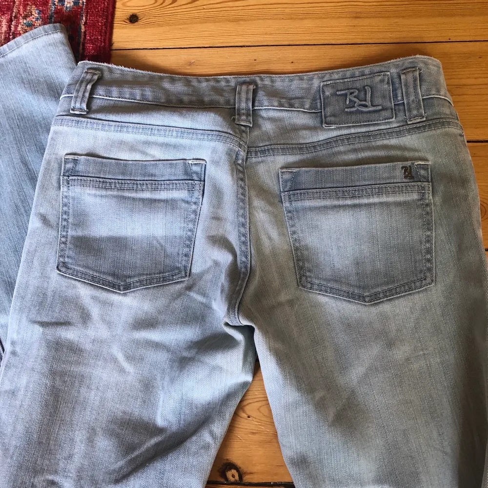 Sjukt snygga jeans från Bondelid som är lågmidjade! Flare cut och fina detaljer. Tyvärr för långa på mig som är 160cm😩 bra skick  Midjemått: 79cm Innerbenslängd: 85cm KÖP DIREKT FÖR 450kr!. Jeans & Byxor.