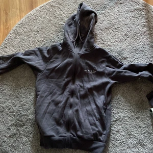 Mckenzie suit hoodie Grey  - Storlek S, passar mig perfekt som är 180cm lång. Endast några månader gammal och använts ett fåtal gånger. Betalaren står för frakten och betalning sker vi Swish efter avslutad auktion.