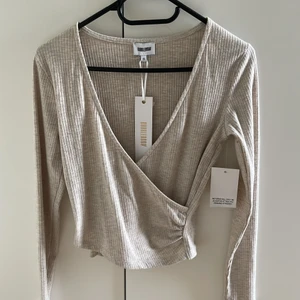 Beige topp - Snygg beige topp från bubbleroom!  Aldrig använd. Det är en Xs men passar även S. 