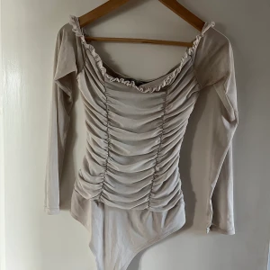 Vit ryschad body - Supersöt body i ljusgrå/vit. Off shoulder. Perfekt att klä ner med ett par jeansshorts eller klä upp med en fin kjol☀️