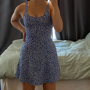 Blå blommig klänning  - Blå blommig klänning från H&m i storlek XS (passar mer som S). Den sitter bra och är stretchig. Säljer då jag har en annan klänning som är nästintill likadan. Aldrig använd.
