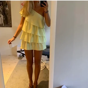 Gul volangklänning  - Intressekoll!  Helt ny lappen sitter kvar. Säljer endas vid bra bud! Skriv till mig privat vad ni kan tänka er att köpa den för!  Sista och första bilden är lånade!  Många intresserade så startade budgivning! Buda eller köp direkt för 600kr! 🥰