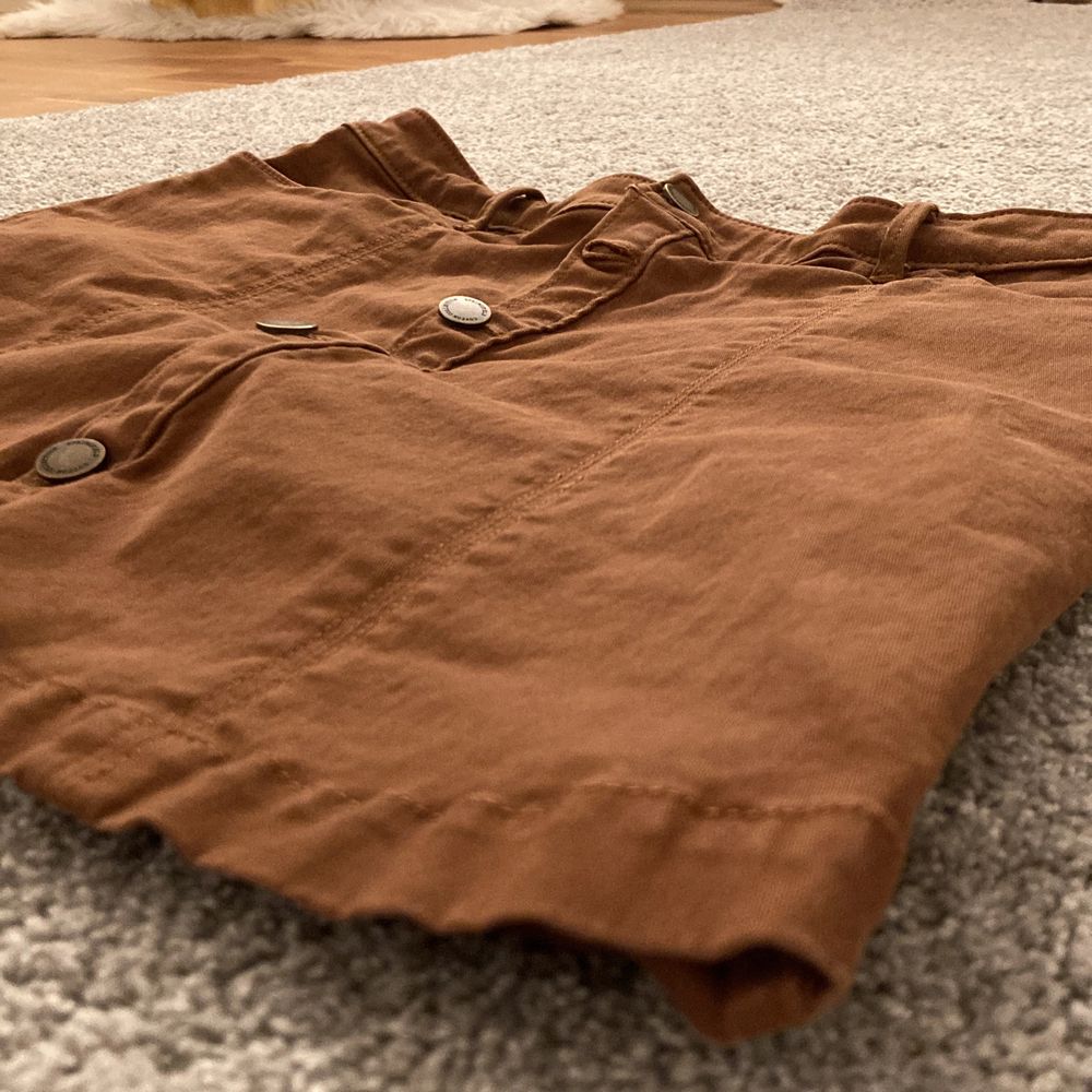 En brun superfin kjol i fint skick! Med silvriga knappar och fina sömmar om detaljer.. Kjolar.