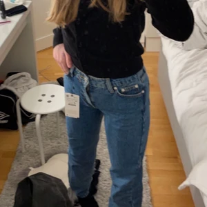 Zara straight jeans - Säljer dessa helt nya Mid waist straight jeans ifrån zara storlek 34. I färgen marinblå! Perfekta både till sommar och vinter! Helt nyskick endast använda en gång! Hör av er vid fler bilder eller frågor!
