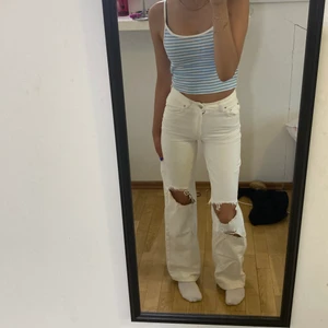 Jeans - Ett par as snygga vida jeans ifrån bershka, säljs pågrund av att de blivit för små för mig. De har några små jord fläckar längst ner på byxan men de går lätt att tvätta bort. Ordinarie pris 499, köparen står för frakt.