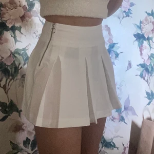 Tenniskjol  - Väldigt fin tenniskjol från bershka. Använd en gång men är inte riktigt min stil längre.  Kontakta mig för mer bilder eller info