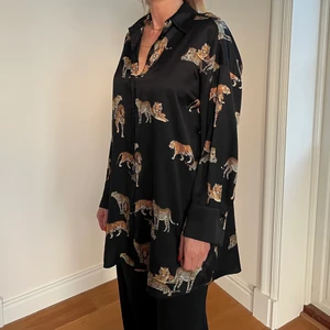 Zara  - Skjorta från Zara, storlek XS men passar dem som har S och M också pga oversized. 