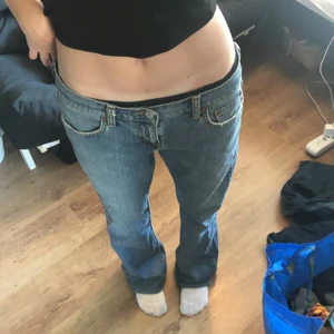 Levis 515 Boot cut pants - Ett par riktigt snygga ljusblåa Levis byxor i modell 515. Dem har en fin boot cut som ger mer liv till byxorna. Storleken står tyvärr inte men jag har storlek 36 och dessa passar perfekt. Dem är i väldigt fint skick.