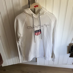 GANT HOODIE! - Säljer min vita gant hoodie då den inte kommer till använding. Använd några gånger men ser i princip ny och fräsch ut. Storlek xs men passar också xxs💘 pris kan diskuteras
