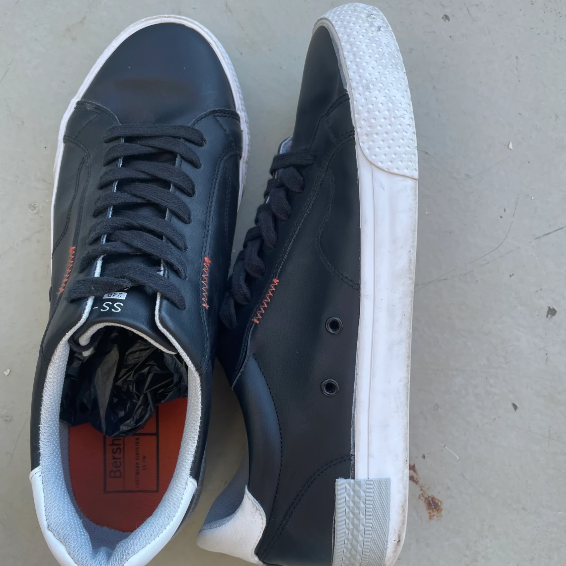 Sneakers svarta och Oranage