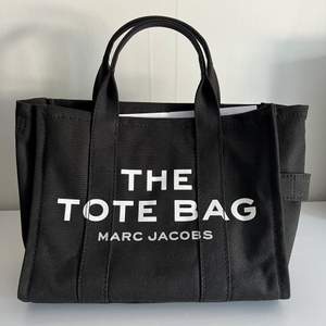 En helt ny toto bag från Marc Jacobs, small. Prislappen är kvar. Väskan är köpt på miinto och kvitto finns. 