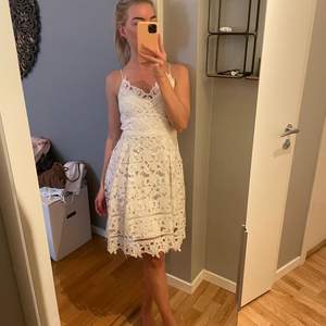 Säljer min fina spetsklänning! 🤍 Perfekt för midsommar och andra sommarfester! DM vid frågor 