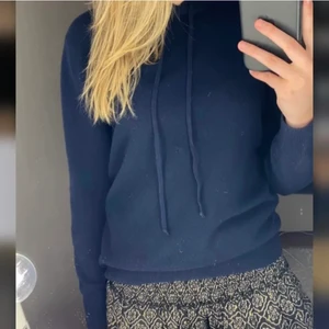 Tröja  - Säljer min liknande soft goat hoodie som är så sjukt skön! Första bilden är riktiga soft goat och andra och tredje bilden är min hoodie💓💓💓 (lite nopprig men inget som märks) 