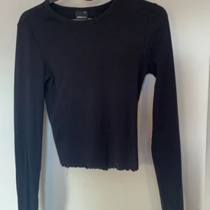 Tröja med öppen rygg  - Jätte fin tröja andvänd några gånger men kommer i jätte fint skick!