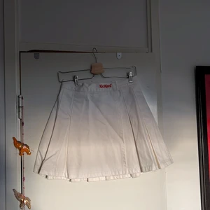 Kickers kjol - Säljer nu min ”skater” kjol som jag använt ungefär 2-3 gånger men nu inte längre är min stil! Den är jeans-kjol med plisseringar. Jättegullig och ger lite skater vibes