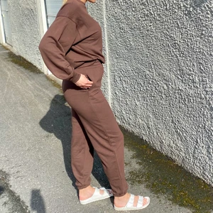 Brunt Mjukisset - Oanvänt nyinköpt brunt mjukisset från Bik Bok. Storlek S i både collegetröja och sweatpants. 