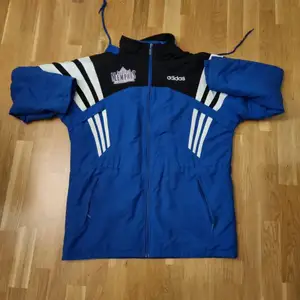 Blå Adidas jacka. väldigt lång nästan som en trenchcoat