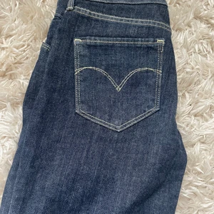 Jeans  - Levis jeans storlek 27. Använda väldigt få gånger! Låg midja 