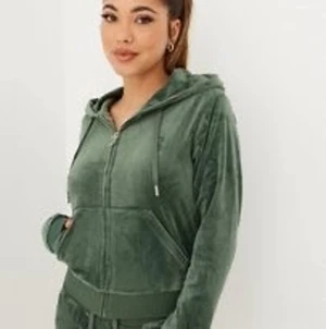 Juicy couture grön - Säljer mitt gröna juicy sett eftersom att ja inte använder de längre. Jag har använt det ganska mycket men det är inga fläckar/hål på den. 