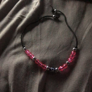 Armband med pärlor - Jag säljer ännu ett utav mina armband som jag haft i ett par år men som jag bara har använt några enstaka gånger. Så armbandet är i fint skick, och har fina rosa, silvriga samt en blå pärla.