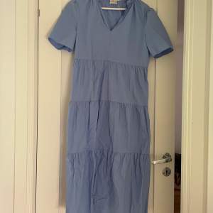 Lång klänning i den finaste blåa färgen💙 storlek XS, skriv för fler bilder över hur den sitter🤍🤍🤍