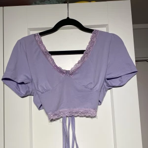 Topp  - Färgen liknar den på hemsidan mer än de två första bilderna. Storlek s.