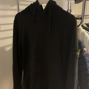 Stone island hoodie - Sparsamt använd stone island hoodie i färgen svart cond 9,5/10