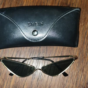 Solglasögon - Svarta solglasögon från shein, rätt oanvändbara men snygga till rätt outfit 😁 20 kr plus frakt ca 39 kr