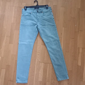 Gröna jeans - Jeansen har färg skvätt över dig och påminner mycket om ett på kaptial jeans. Pris är justerbart, skicka meddelande för frågor/ fler bilder :)