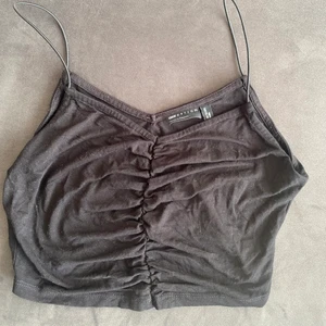 Svart linne från Asos - Croppat svart linne med smala elastiska band, inte använt mycket alls
