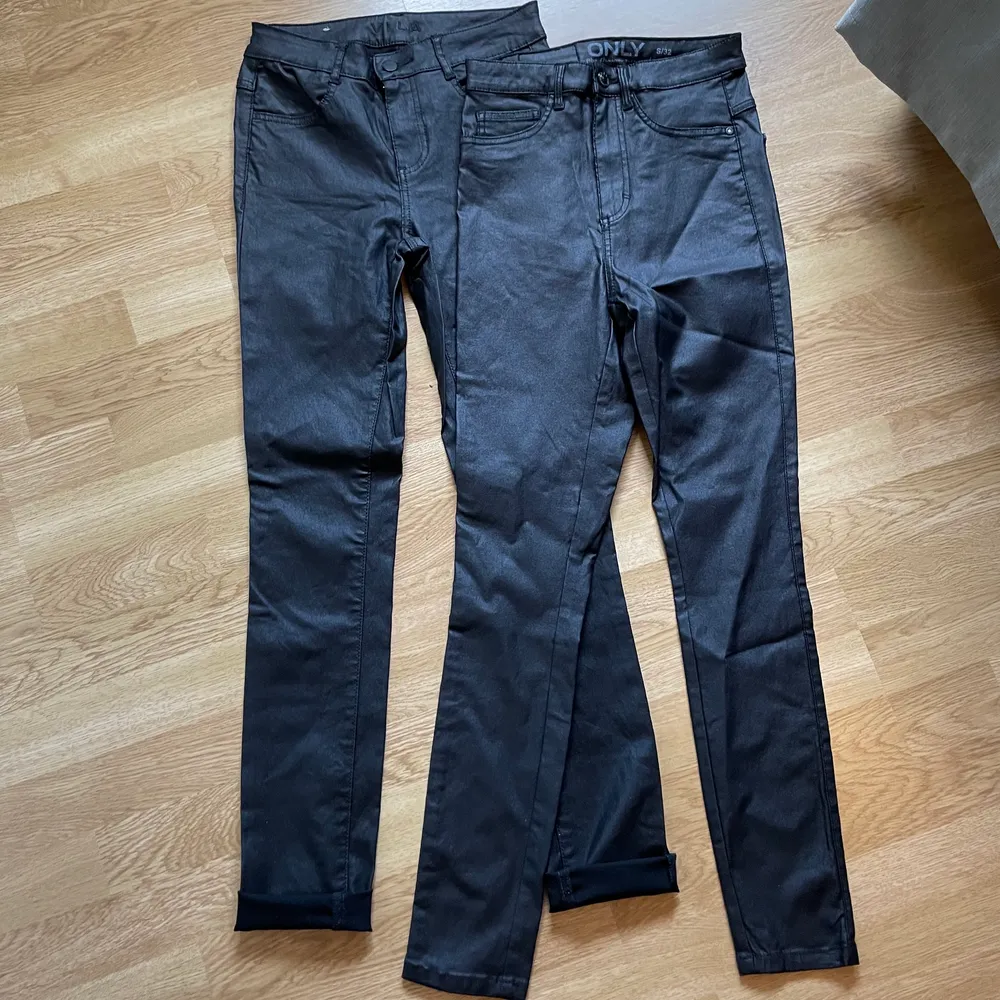 Fina byxor knappt använda paketpris 150:- för båda.. Jeans & Byxor.