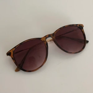 Solglasögon - Brunaktiga solglasögon