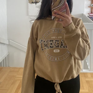 Beige Hoodie från Gina   - Jättefin hoodie från Gina med snörning nertill och med tryck på, samt luva