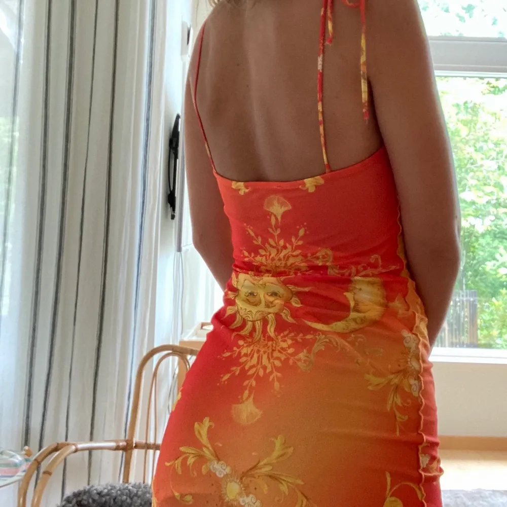 Sååå fin orange klänning från Bershka. Förra årets sommarkollektion. Tkr den sitter lite tajt på mig… buda i kommentarer💖💖. Klänningar.
