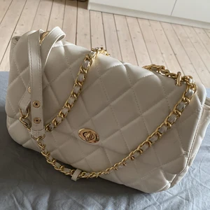 Tiamo väska  - Fin vit quiltad väska från Tiamo  Behöver rengöras , se baksidan. Kedjan går att förlänga. Guld detaljer. 