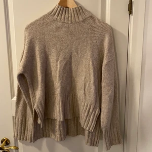 Stickad beige tröja - Stickad beige tröja, lagom oversize inte för stor men inte heller tight, kom med bud :) 