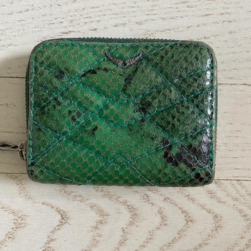 Super härlig grön plånbok i toppskick! Tyvärr inte kommit i så mycket användning som hoppats🙈 därför är det dags att den hamnar i någon annans hand som använder den🥰. Muu.